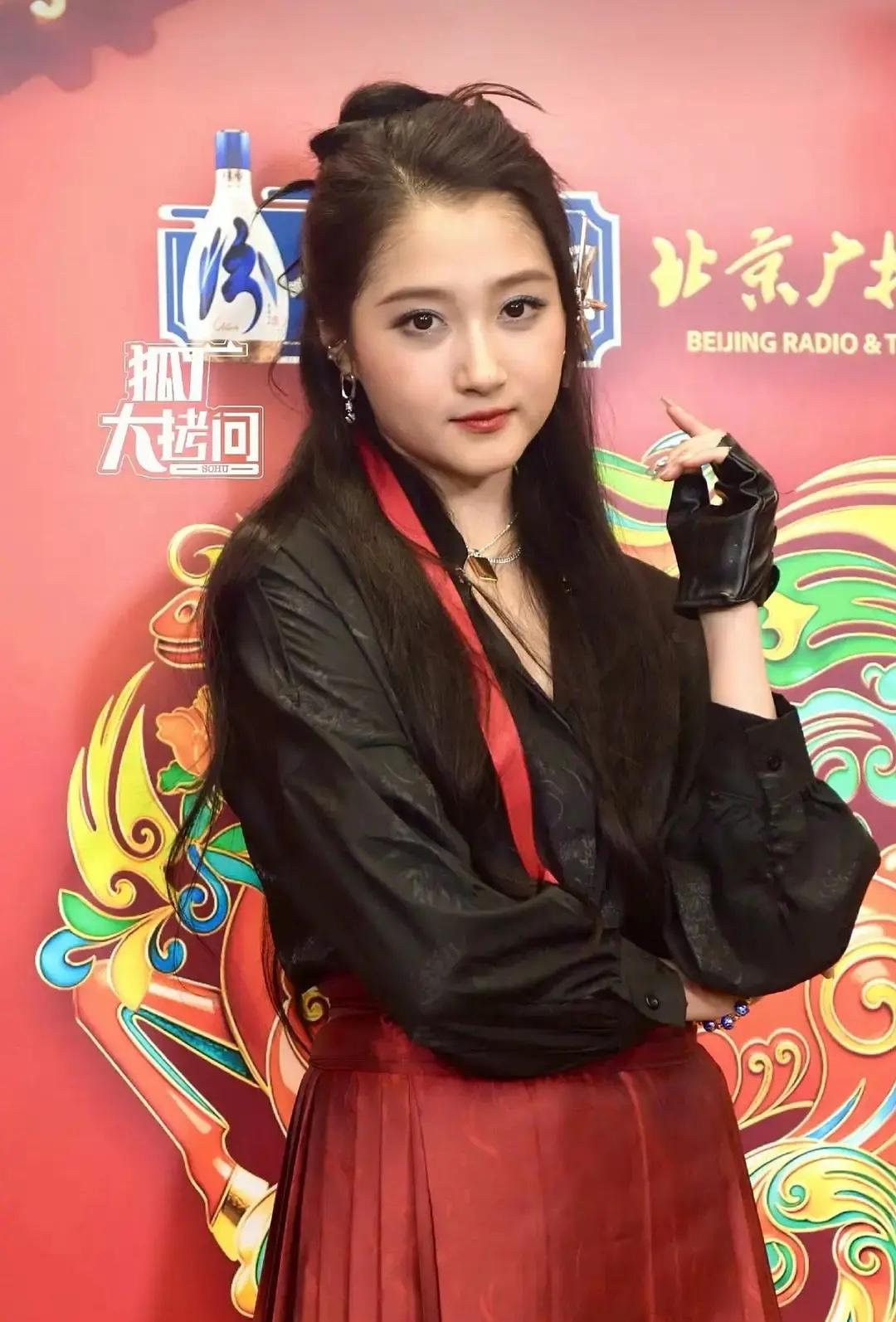 之前沈腾说关晓彤爱喝酒，我还不信，但现在看关晓彤浮肿的状态，我觉得沈腾估计不是开