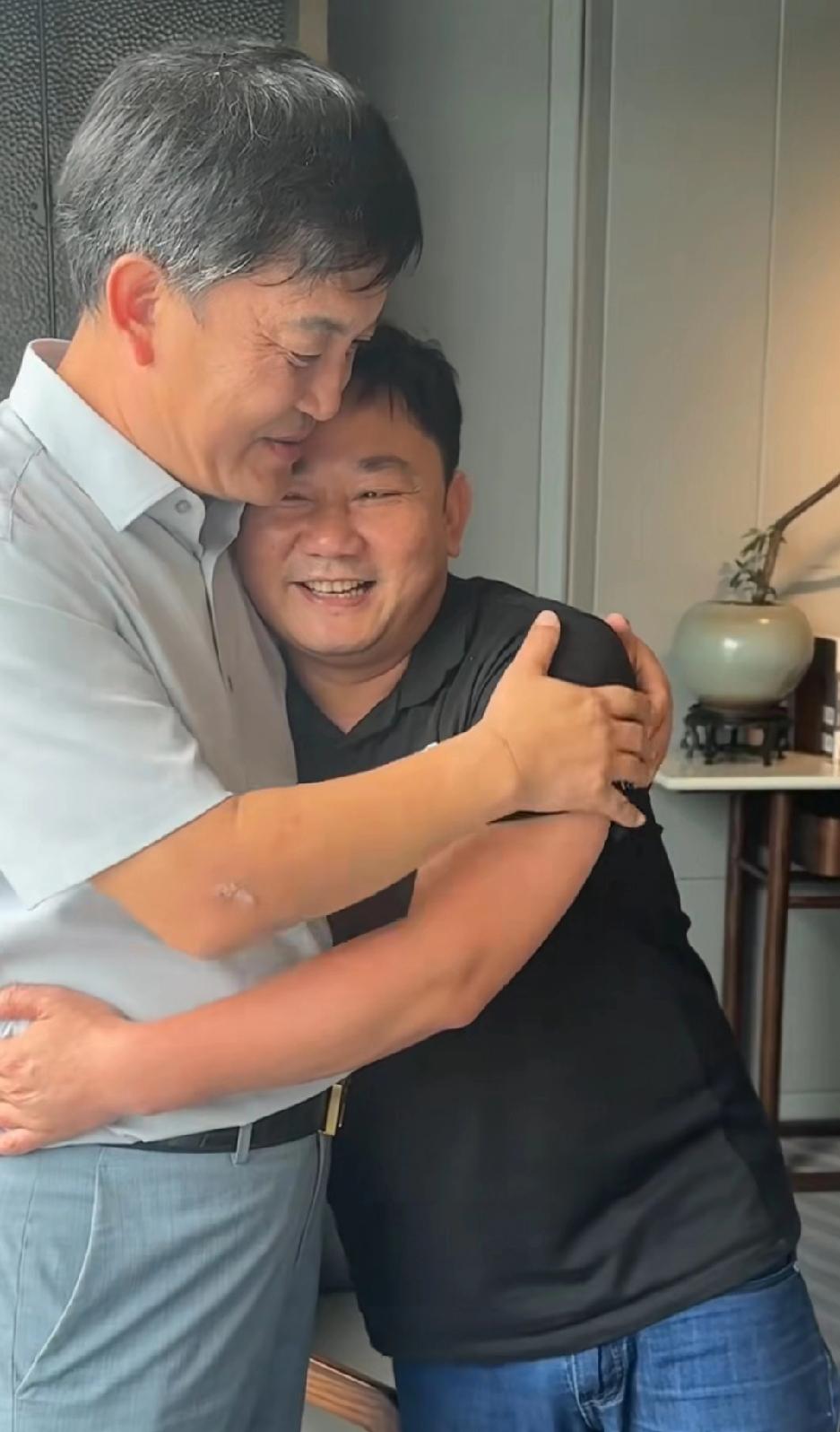 他俩为什么关系那么好啊？
感觉张总和锐哥的感情。比和其他新闻人士更亲切，他现在不