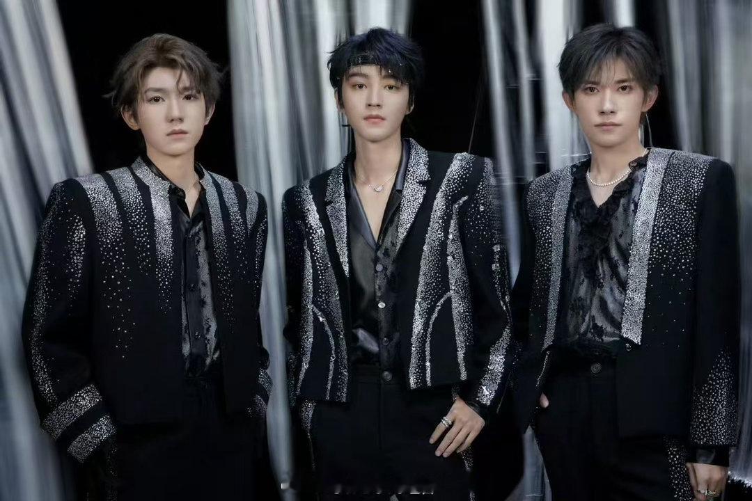 时代峰峻伟大的16岁时期 从一代到四代，时代峰峻16岁的爱豆时期完全就是白月光一