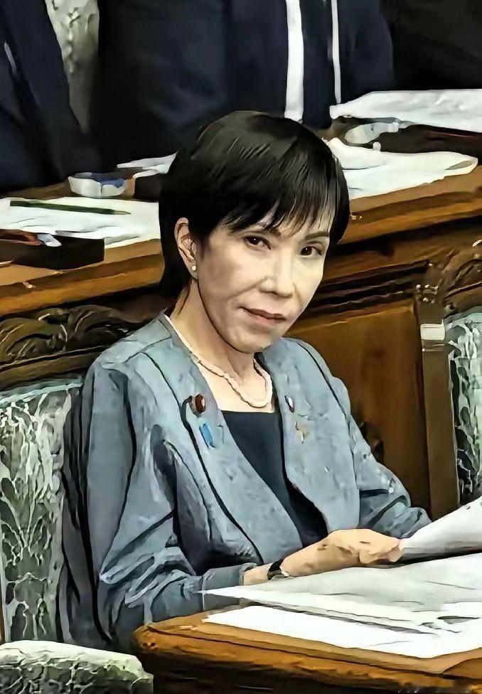 我奶奶压根不知道高市早苗是谁，可当我给奶奶看了她的照片，她居然吓了一跳，还很严肃