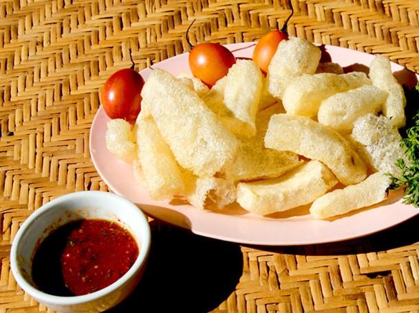 中国🇨🇳
西双版纳•炸牛皮
色白如玉，松脆可口，其原料是牛皮和食用油。
制作