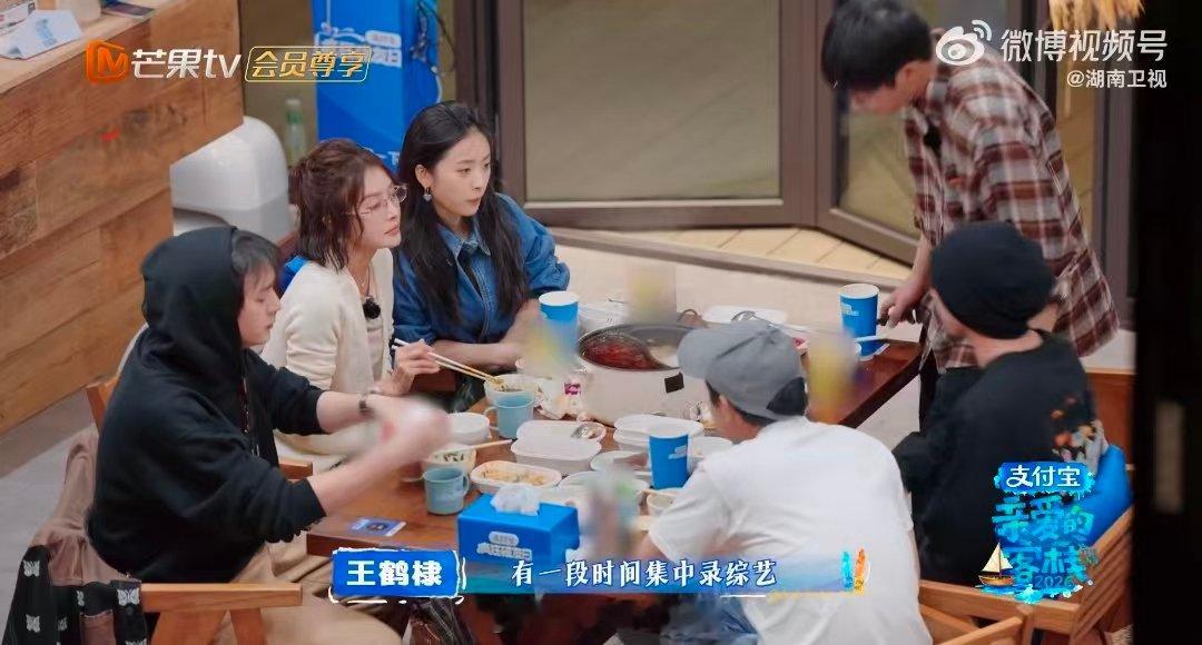 沈月自曝喜欢上综艺的原因亲爱的客栈被沈月戳到了！热爱综艺的原因很简单，就是能和好