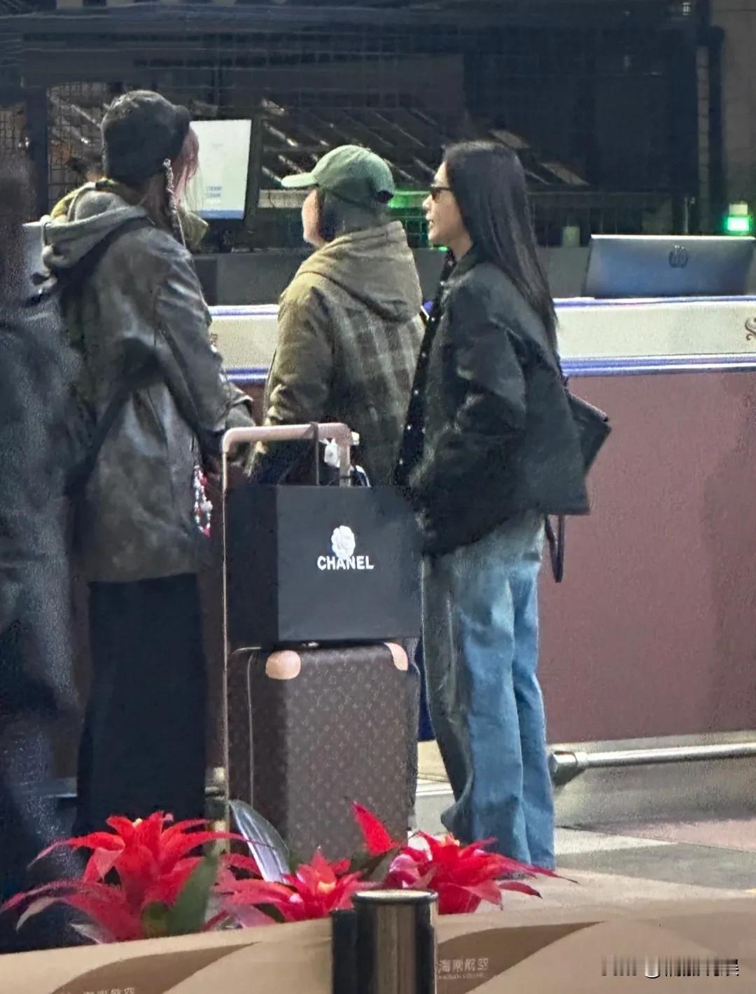 瘦身才是最好的医美啊！
阿娇和助理现身机场，她戴着墨镜，长发披肩，穿着一件黑色外