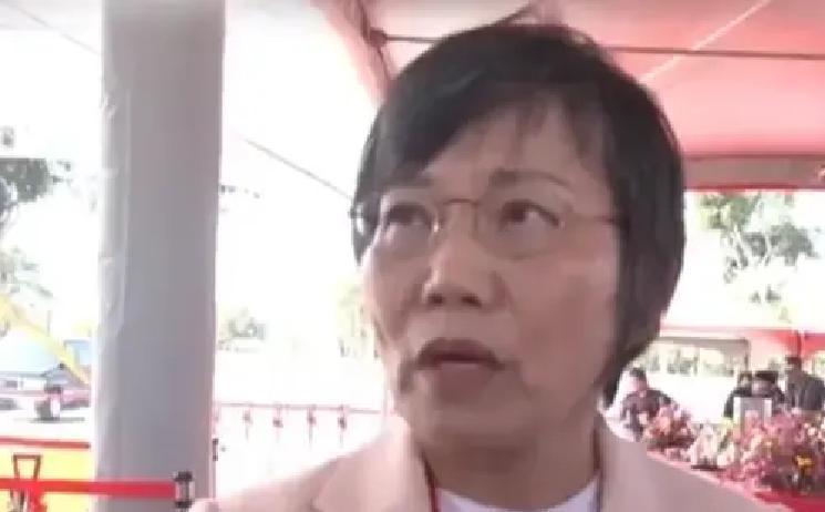 喊她上台。她不动。

这可能是宝岛立院近期最“安静”的冲突。一位陆配立委，首次站