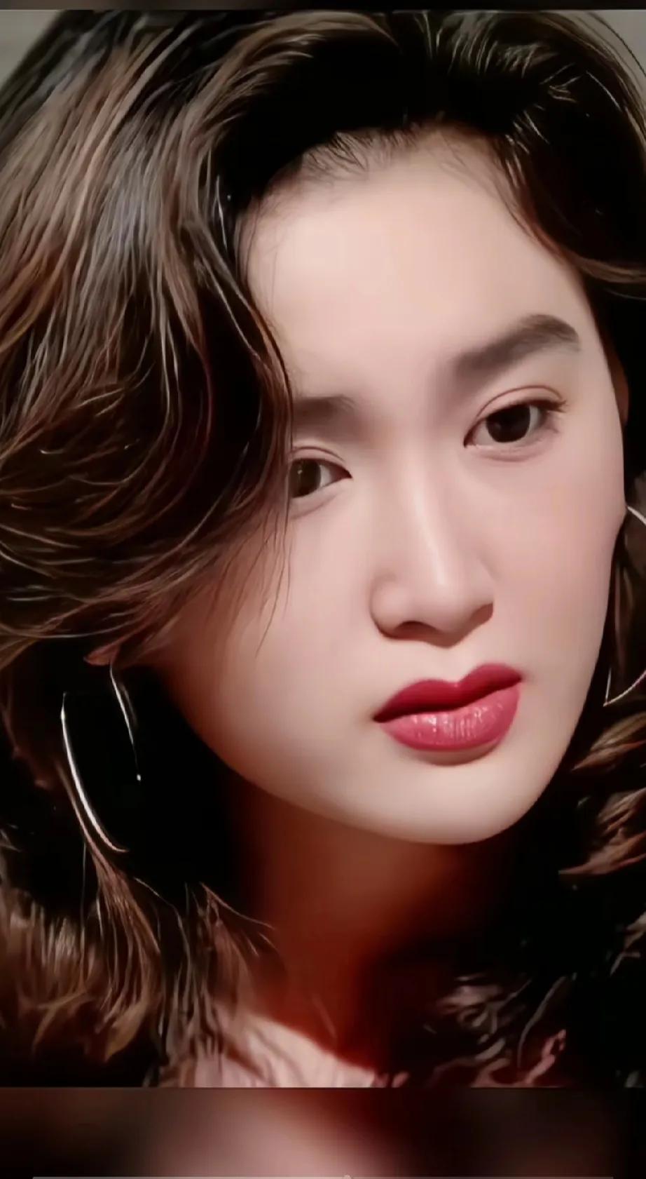 温碧霞年轻的时候，是个不折不扣的大美女，记得在30年前，特意买了一本有她相片的挂