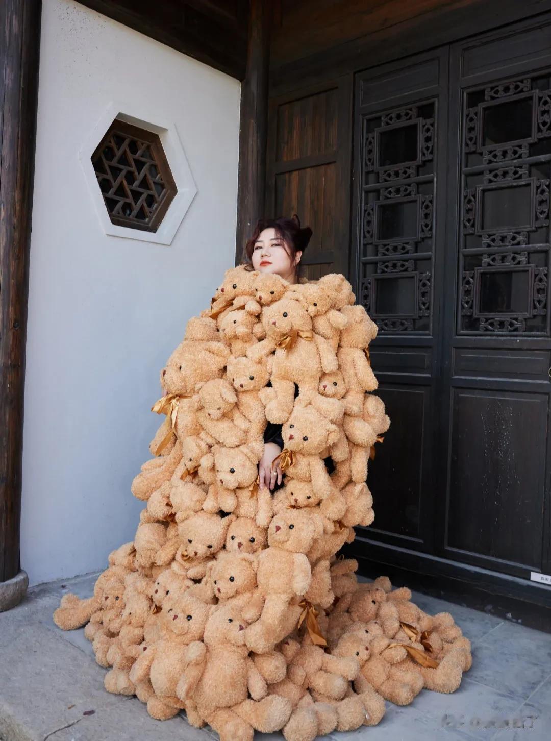 汇集了大半个娱乐圈的GQ盛典在江南水乡古镇举办，主题是“谁为你发疯”。
从礼服上