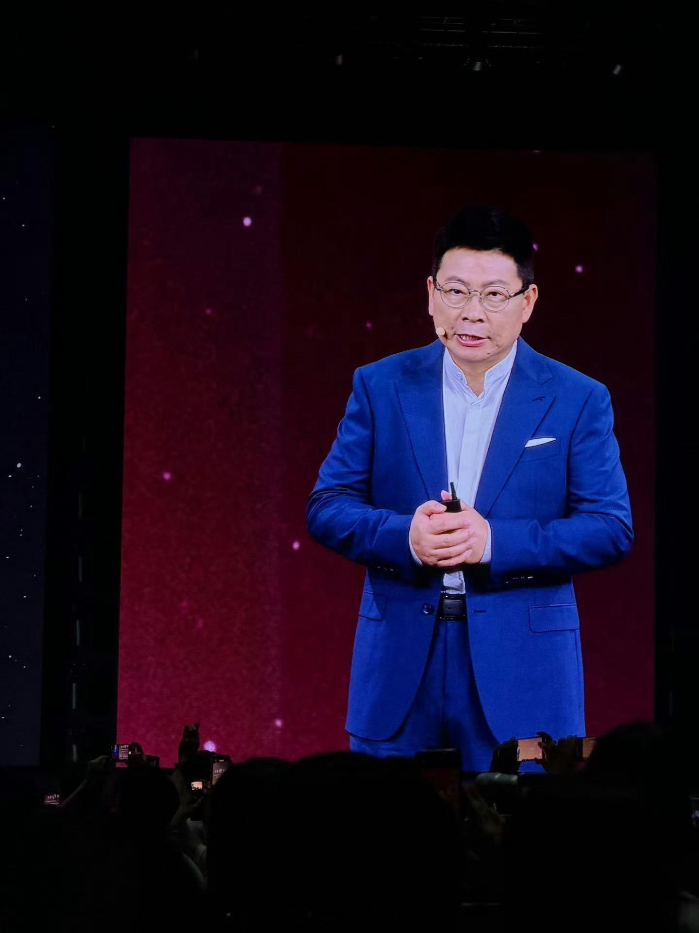 口误的余总才是亲切的余总余承东这阵子确实被黑得比较惨，有点赶上去年雷军被黑的时候