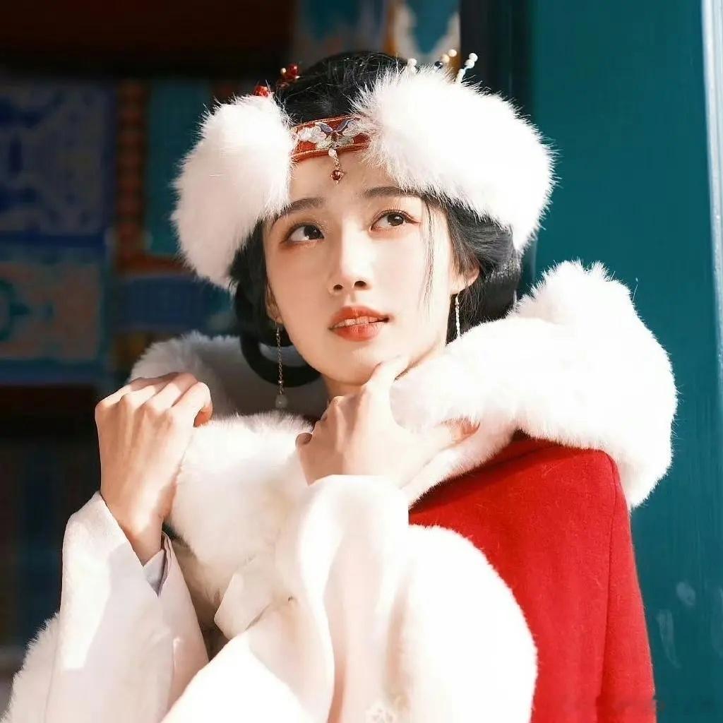 #卢昱晓[超话]#晓晓一个人就可以演一部水仙文[笑而不语]红色热烈青衣内敛 ​​