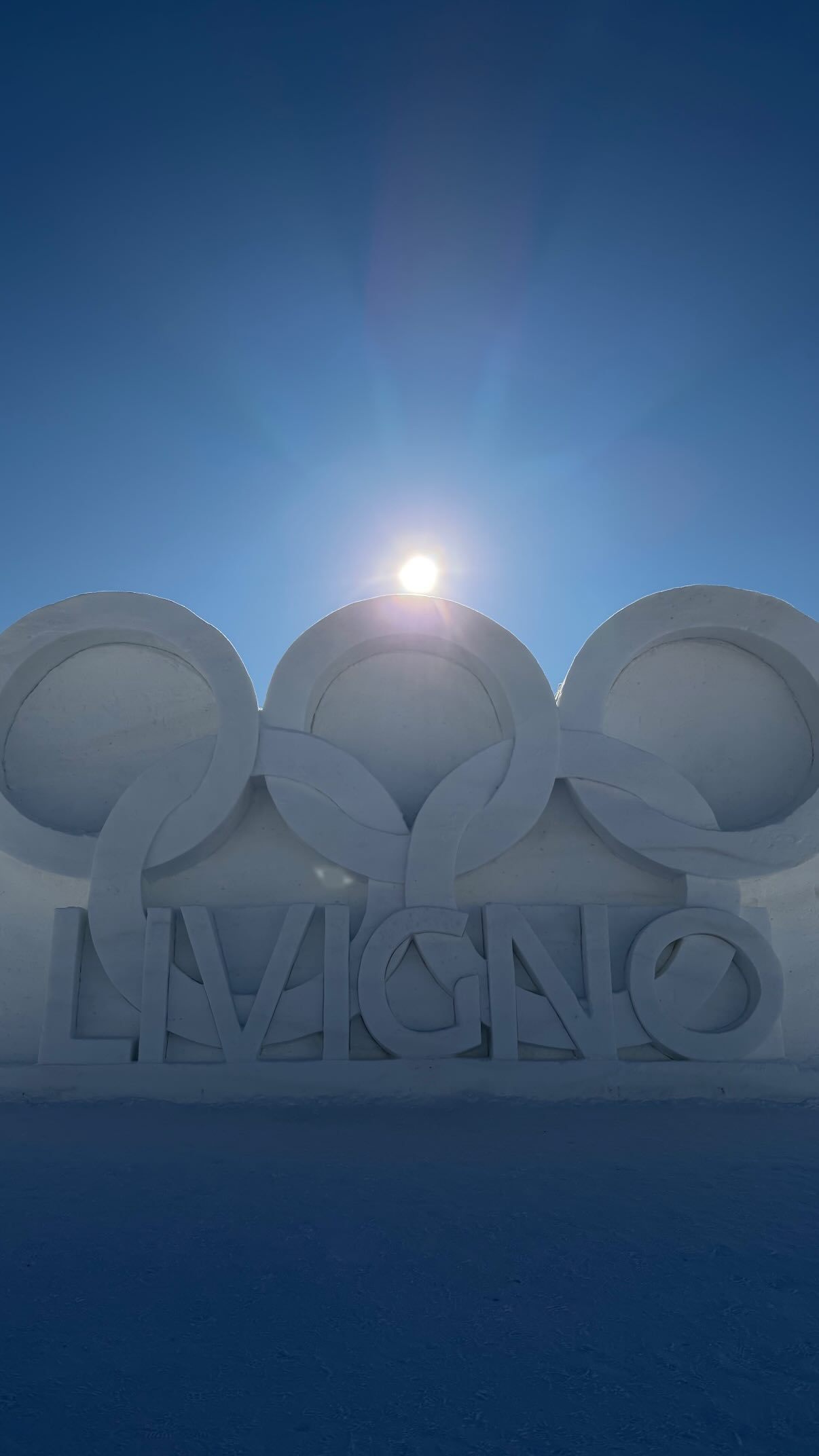 #苏翊鸣晒五环雪雕# 米兰冬奥会单板滑雪项目将在利维尼奥进行，中国队一行已经抵达