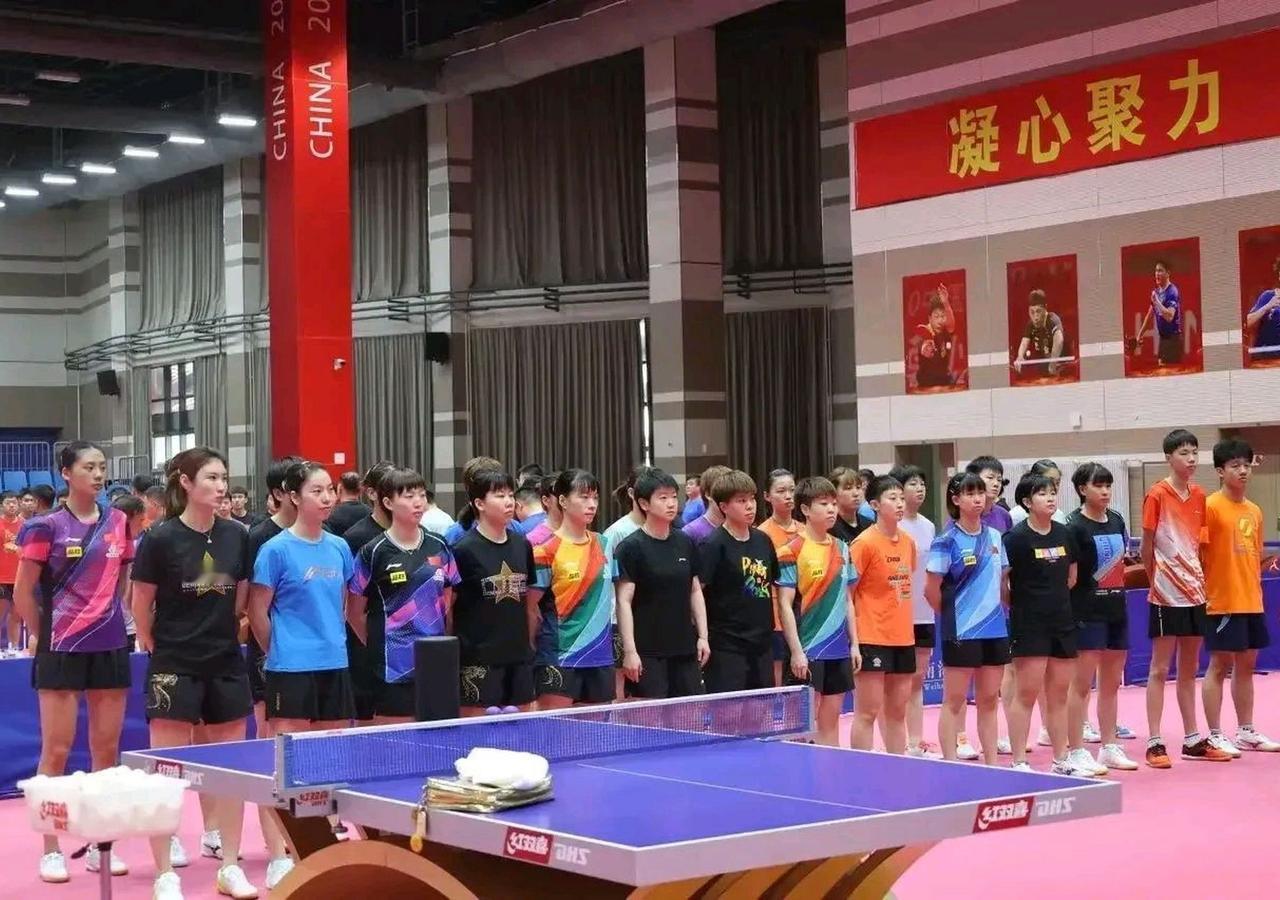 一众国乒球员同款：我只认出了身材高挑的陈熠，短发利落的孙颖莎，曲眉丰颊的陈幸同，
