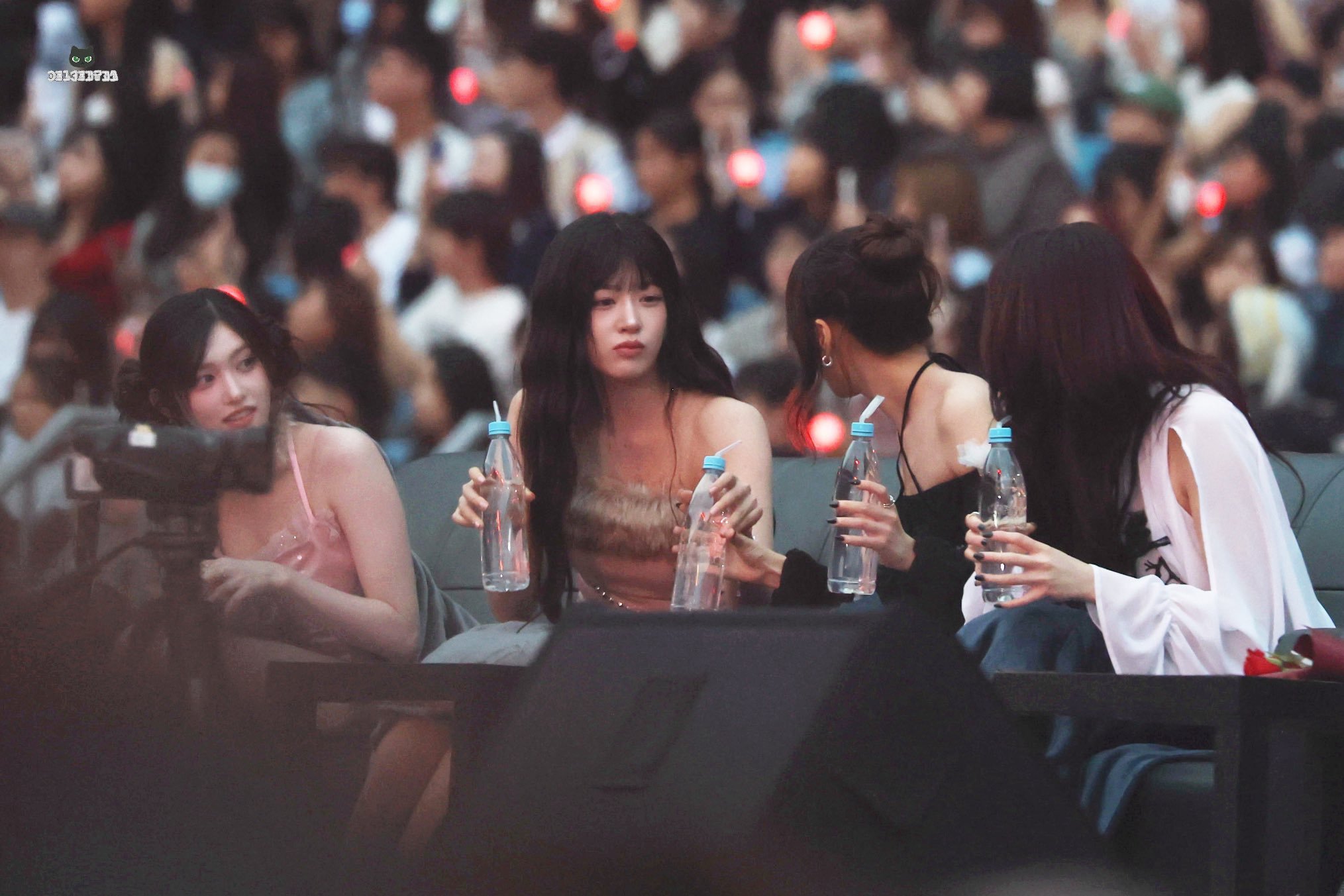 女宝们之间的互动真的很心软LE SSERAFIM成员和ive成员在讨论要不要把水