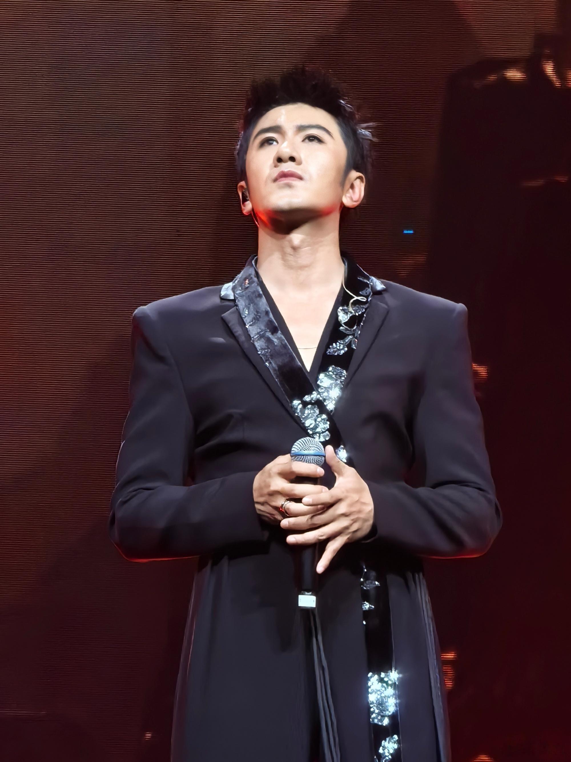 肖顺尧不愧是男团成员 全能唱跳实力在线，舞台感染力超强，气场与质感双在线，多年初