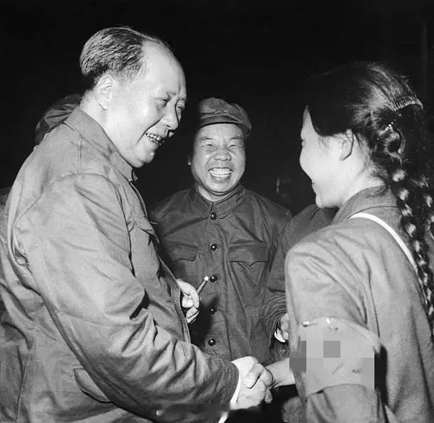 今天放出一张大家都没见过的照片。1966年9月28日，主席与一位扎着辫子的女孩热