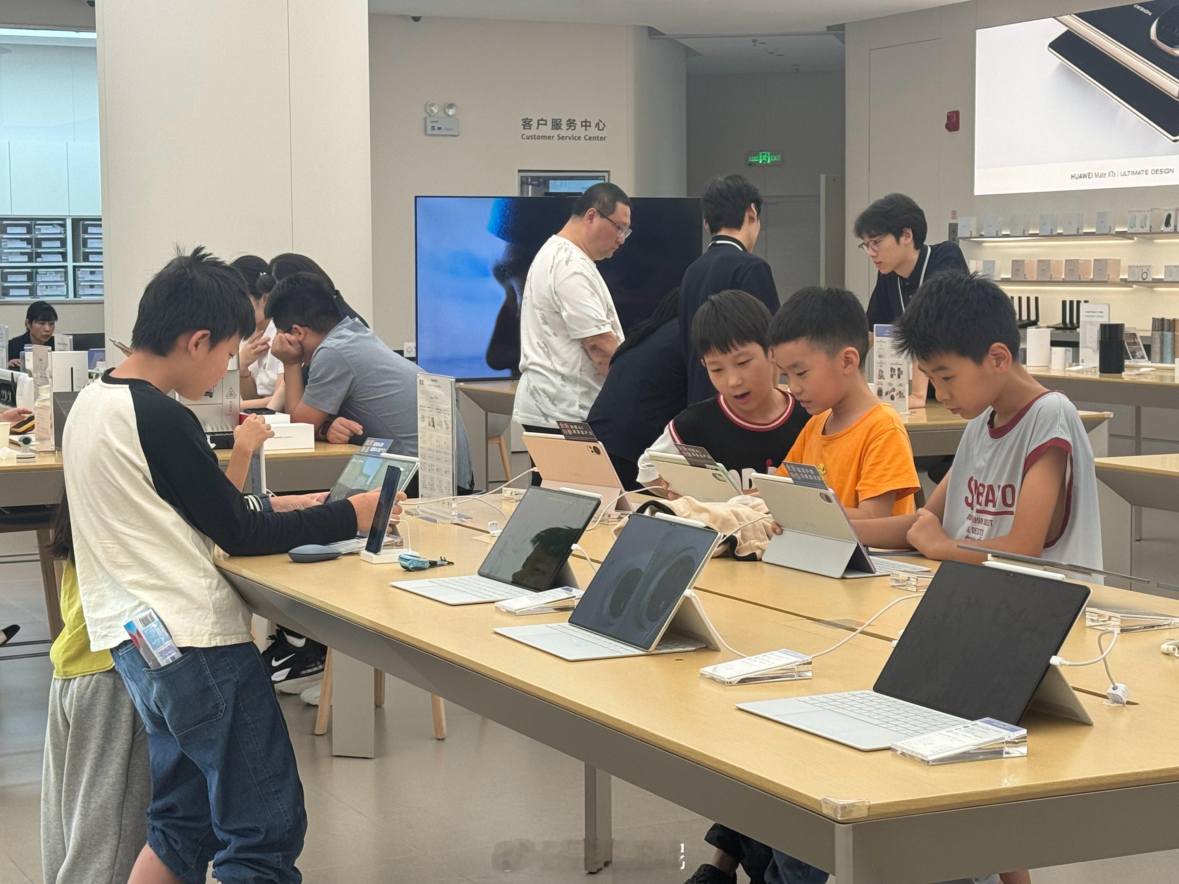 国庆假期，去一个有空调WiFi又快的地方激情五排[doge]小孩哥小孩姐们真会选