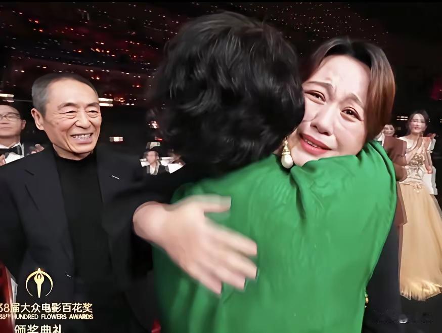 险胜梁家辉拿下影帝之后，“苦难角色”的评奖争议被摆上台面
 
颁奖礼上，易烊千玺