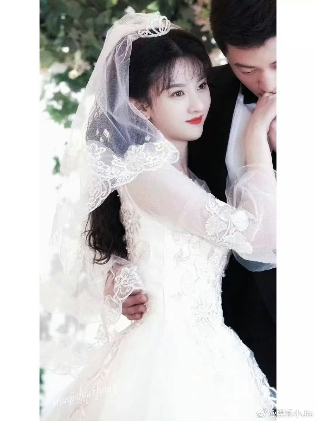 宋祖儿复古婚纱太惊艳，究竟是婚纱的原因还是脸的问题？！ ​​​
