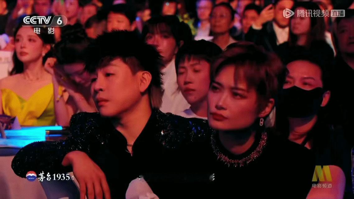 捕捉到在台下认真看舞台的，姐姐今晚的造型好好看啊！2026湾区升明月节目单官宣2