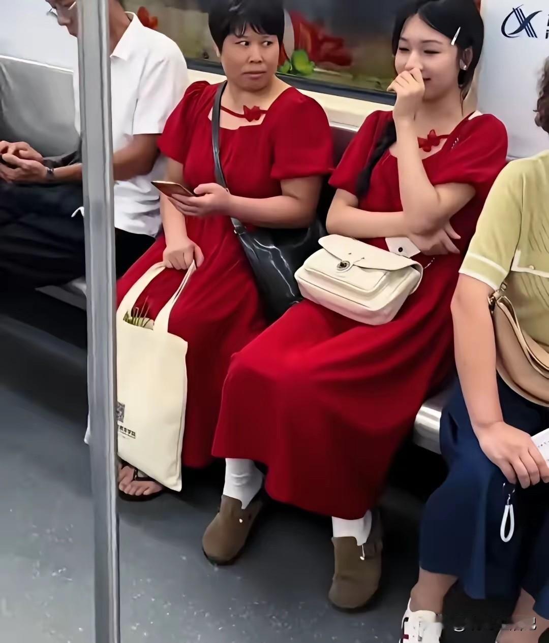 兄弟们，红衣女子好美啊，怎么才能加到她微信呢[呲牙]