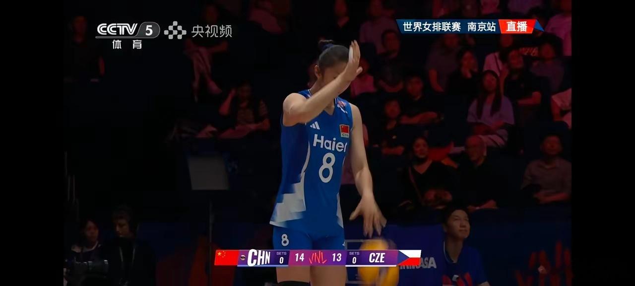 中国女排，输得夠惨了，0:3的比分，让人大跌眼镜。3局比分两个20:25，24: