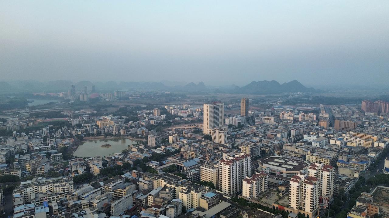 扶绥县老城区这两年来变化很大，秀湖公园建设基本完工，路也拓宽了，环境变得焕然一新