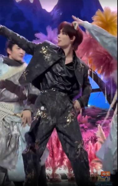 丁程鑫hi6开场秀戴狐狸耳朵发箍你好星期六 丁程鑫开场秀太惊艳啦！头戴狐狸耳朵发