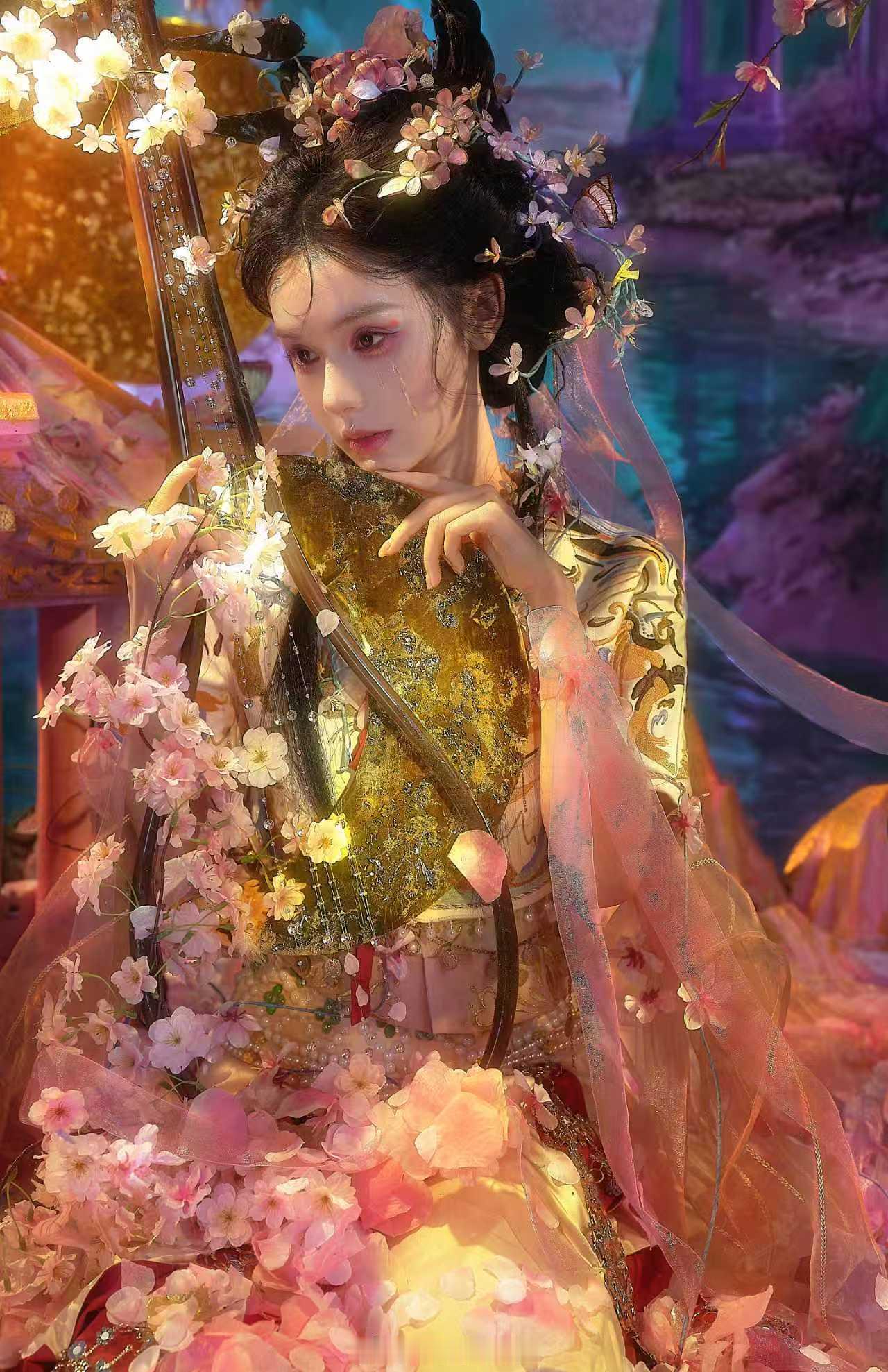 妆成牡丹海棠色，江湖百事入戏文。归来还是梨花雪，不染风月不染尘刘念燕云十六声