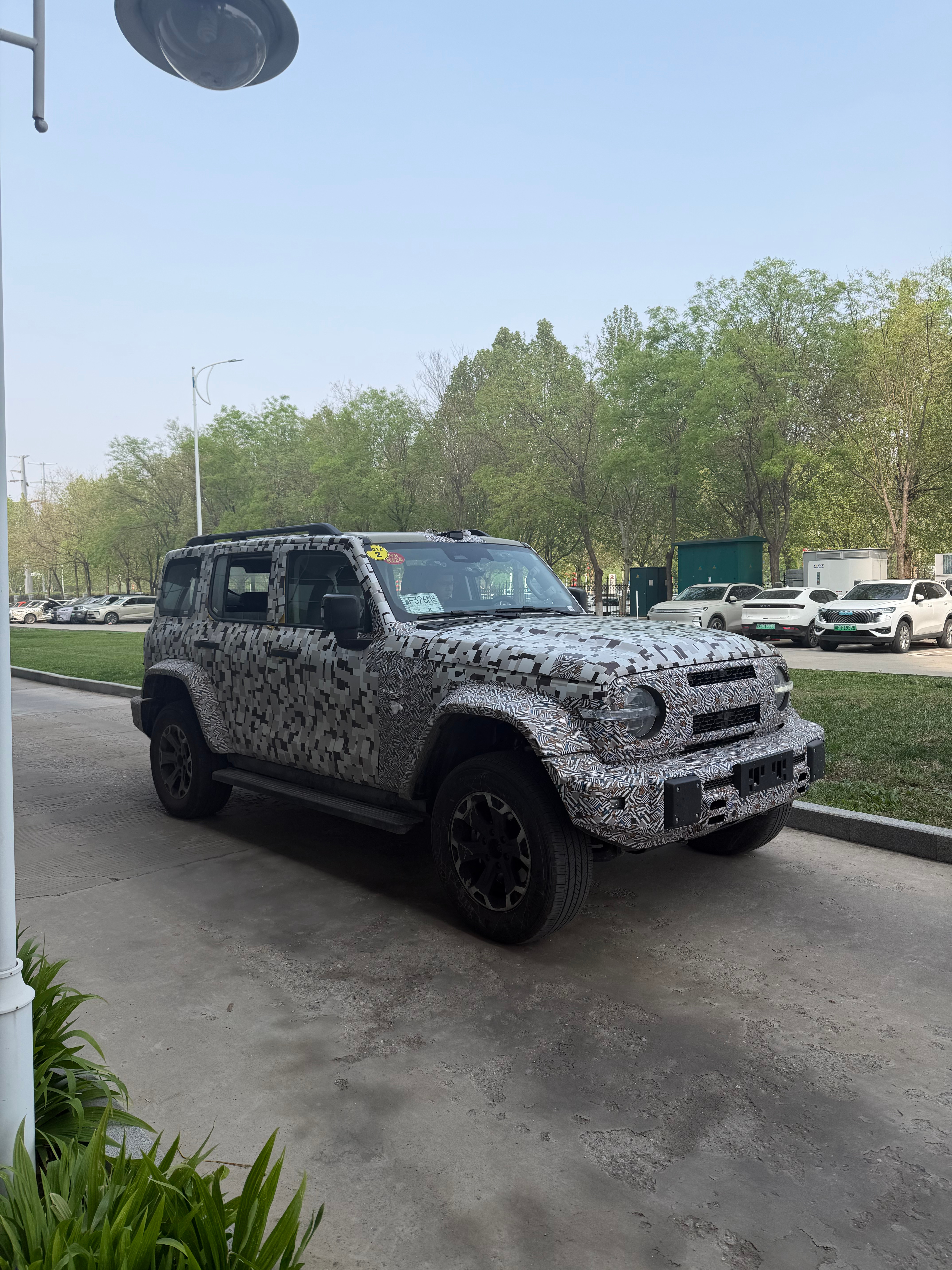 咦！看这个伪装车 坦克300不光前桥往前移了。脑袋顶上还有激光雷达的小犄角了你别