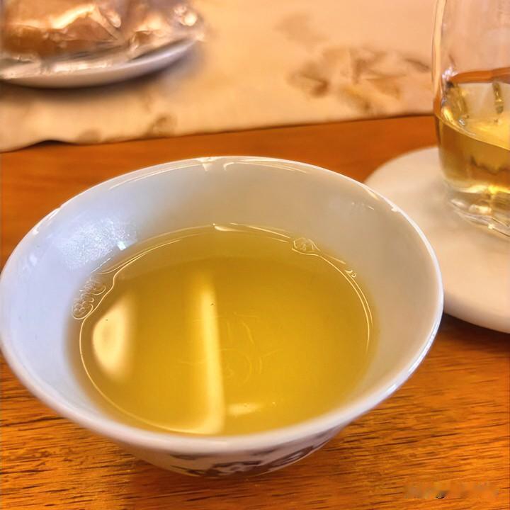 《器静即禅·山坡羊体》
素瓷三件，玉盘静列，无声无息味自玄。盖如月，公似泉，品杯