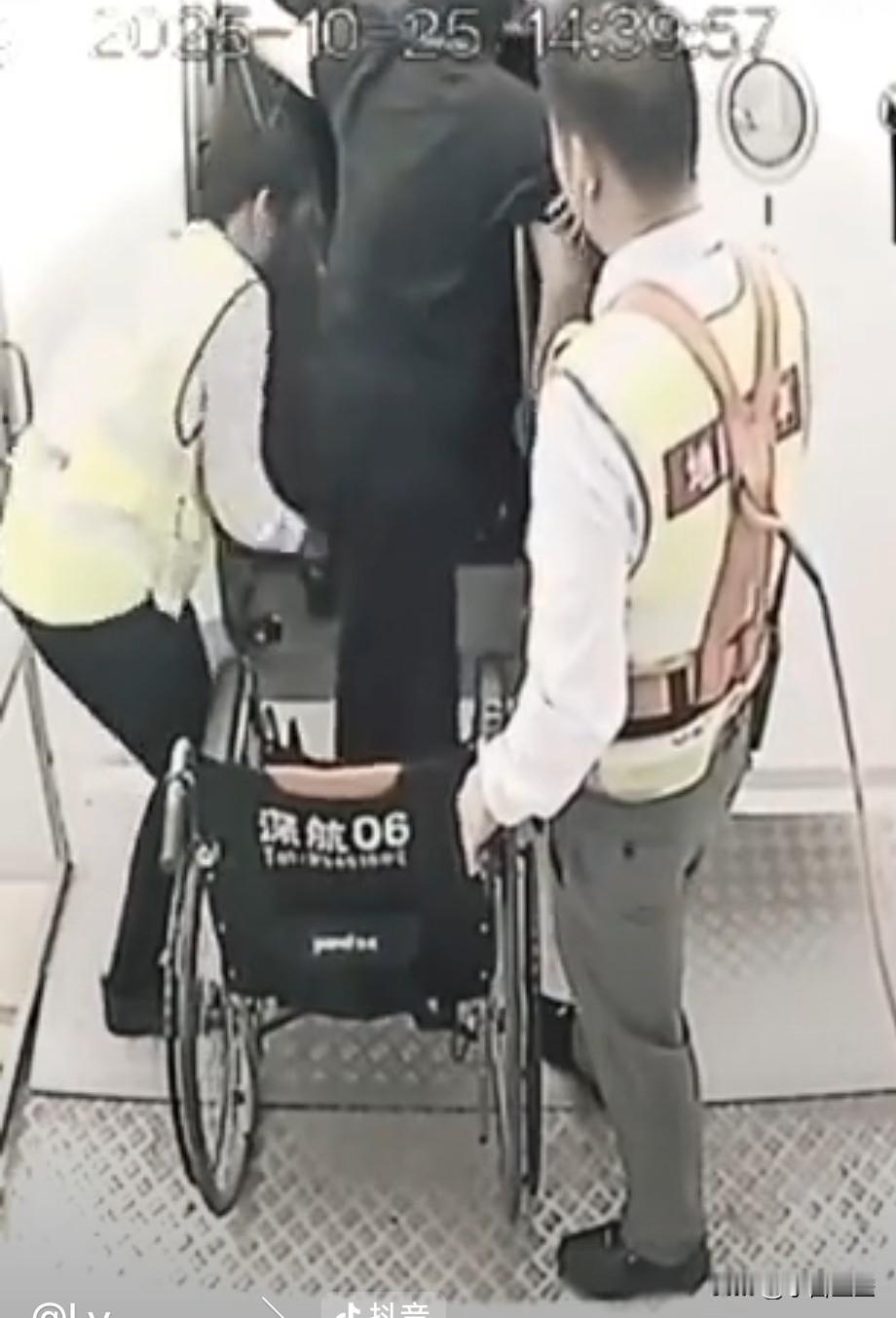 深圳机场的基础设施对残疾人确实有点不太友好，不过也不像郑智化说的那样，有点夸张的