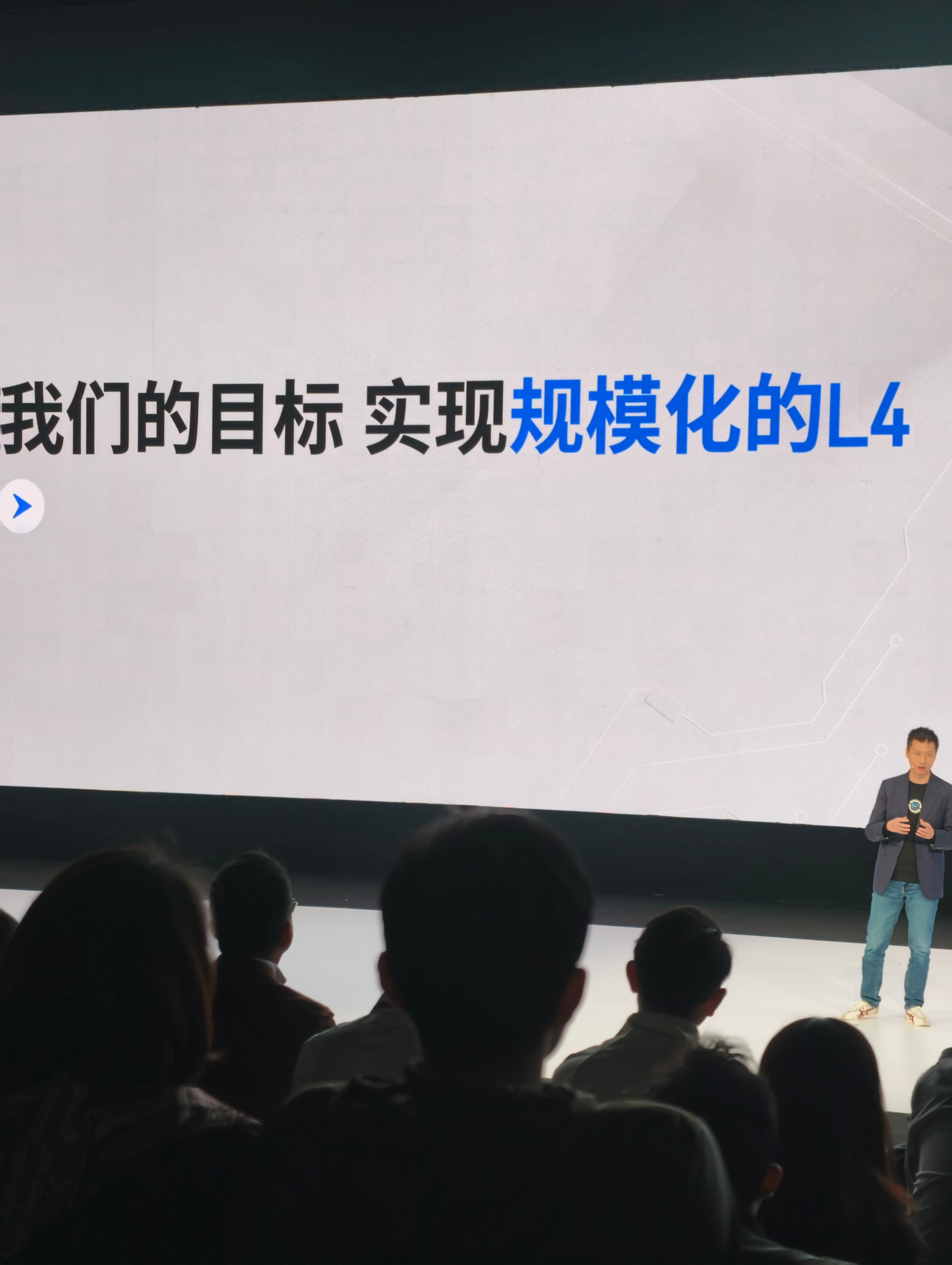 在 X7 Ultra 芯片的支持下，Momenta 推出 R7 Ultra 世界