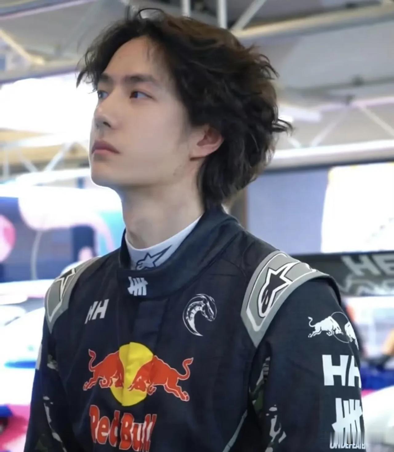 我是一个慕强派。所以喜欢王一博，因为像他这样做事专注，真诚，处事得体的人在如今浮