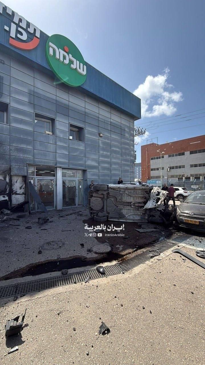 一枚火箭碎片击中了位于以色列布内布拉克市的“Shlomo”公司的外墙，该公司是一