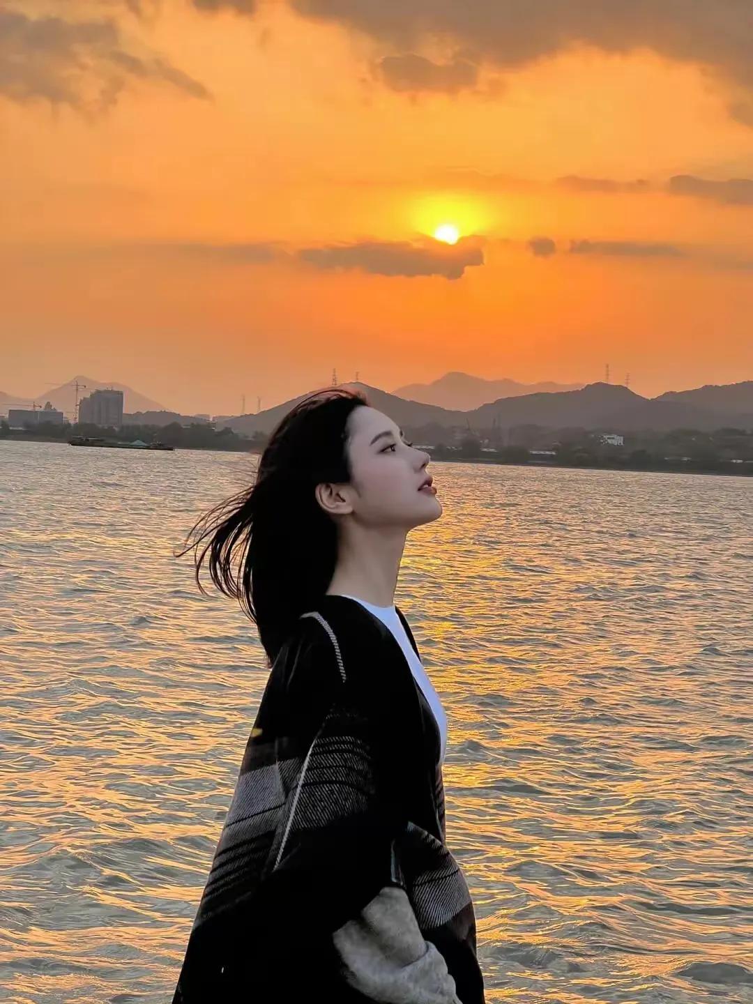 “若你能对出下联，我便陪你共度风雨。”
女子不仅才华出众，而且美貌如同月光，
但