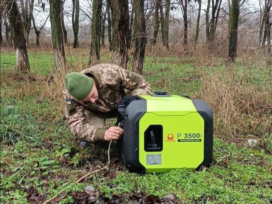 俄乌战场上的外骨骼应用，乌军第147炮兵旅新配发的电动助力外骨骼，支持人员最快5