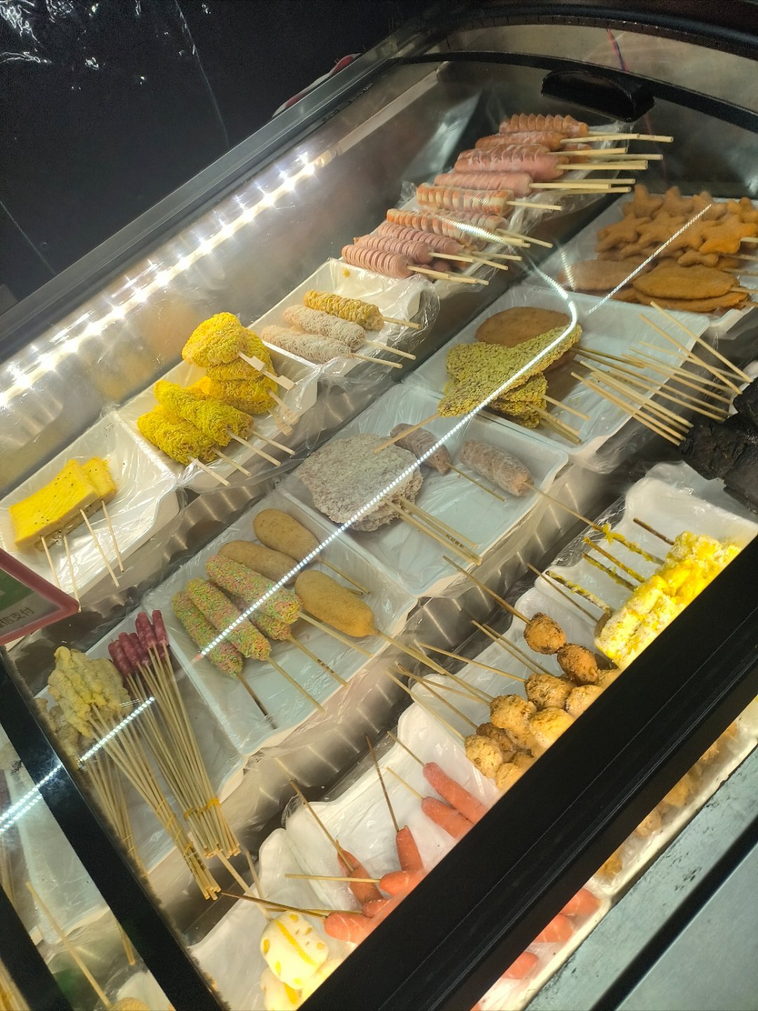 我自己吃了宵夜，也不能忘记家里的孩子们，这不，吃点烧烤吧 