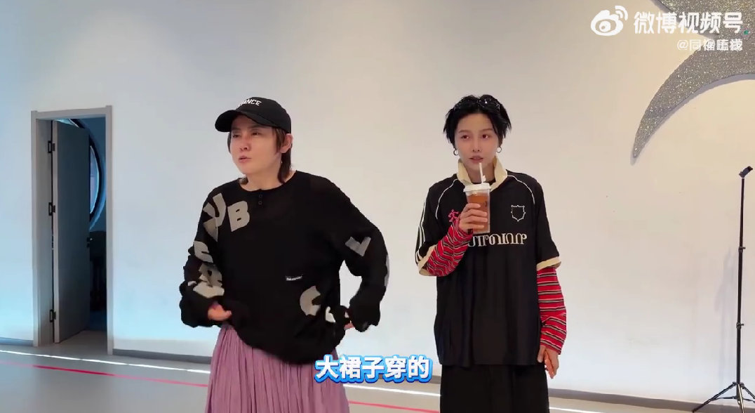 王濛王濛练舞好像斗牛 王濛刘雨昕严师出高徒 粉色长裙加持练舞，动作画风清奇，莫名