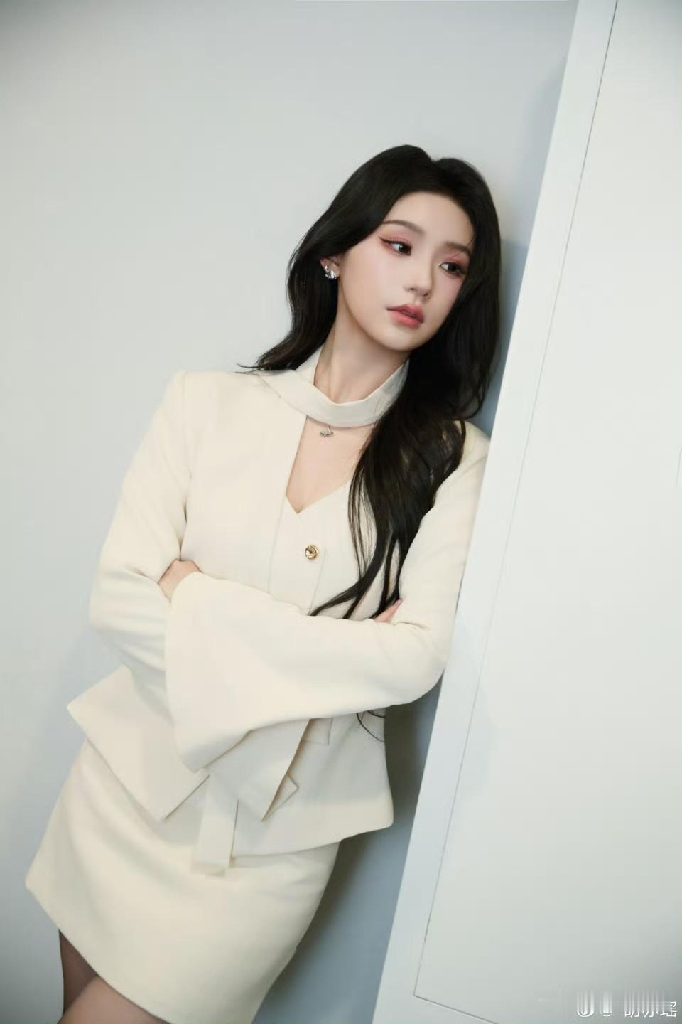 胡亦瑶职业装茶水间露出