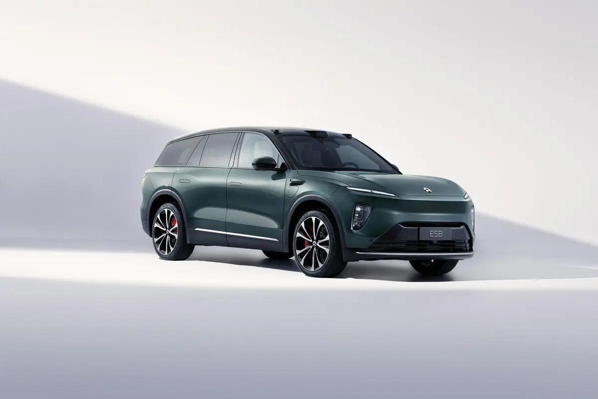 最近开新款ES8带家人出游，越用越觉得顺手，三排空间都很够用，就算坐满也不挤，二