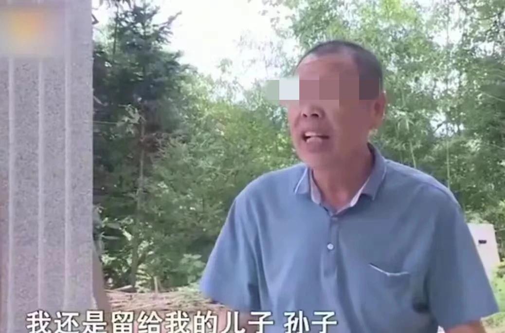 湖南，一女子30年前抛夫弃子，与离异男子结婚。女子将4岁的继子视若己出，将继子抚