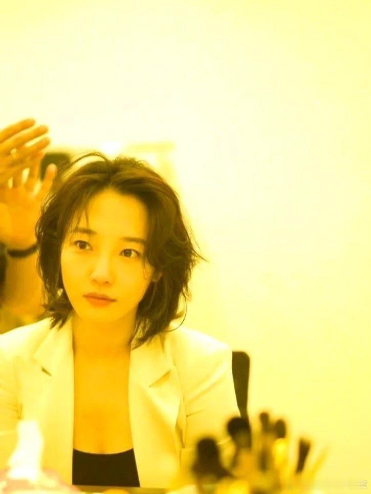 内娱终于有明星拍出电影感画面了 黄觉的摄影作品让人看到，好的人像摄影不仅是记录外