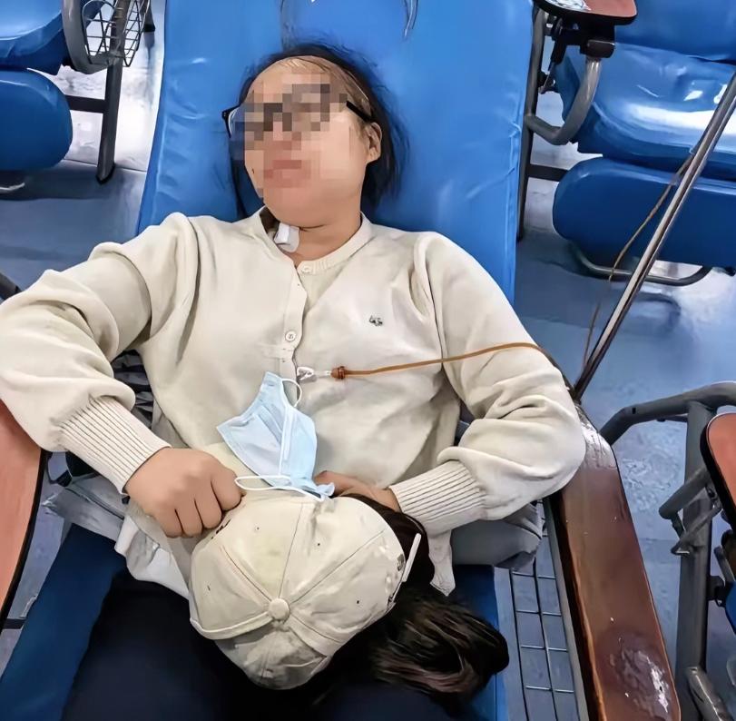 太揪心了！安徽，一30岁女子，大儿子脑瘤、公婆同年病逝，丈夫又因肺癌离世。今年她