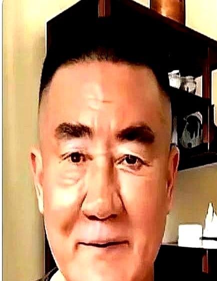 张纪中被儿子坑惨了！

他儿子嫌他那标志性的白发长须显老，硬是拉着他去染黑了头发