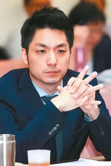 最近蒋家那个后人，又喊话想把两口棺椁迁回大陆，奉化那边连地都有人提过选好了，我只