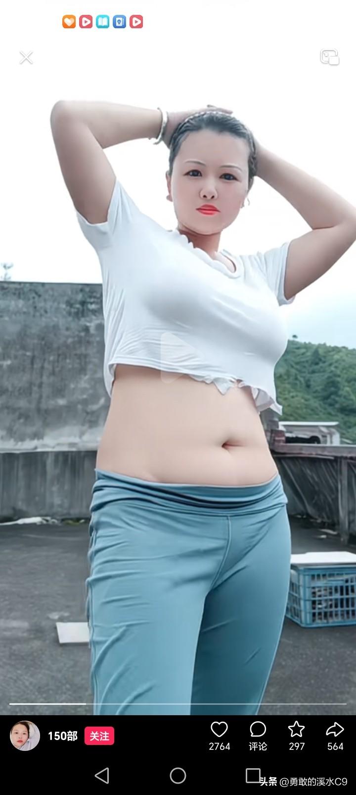 夏日穿什么？清爽白色上衣搭配蓝色运动裤堪称一绝！
仿佛置身海边休憩，白衫蓝短裤十