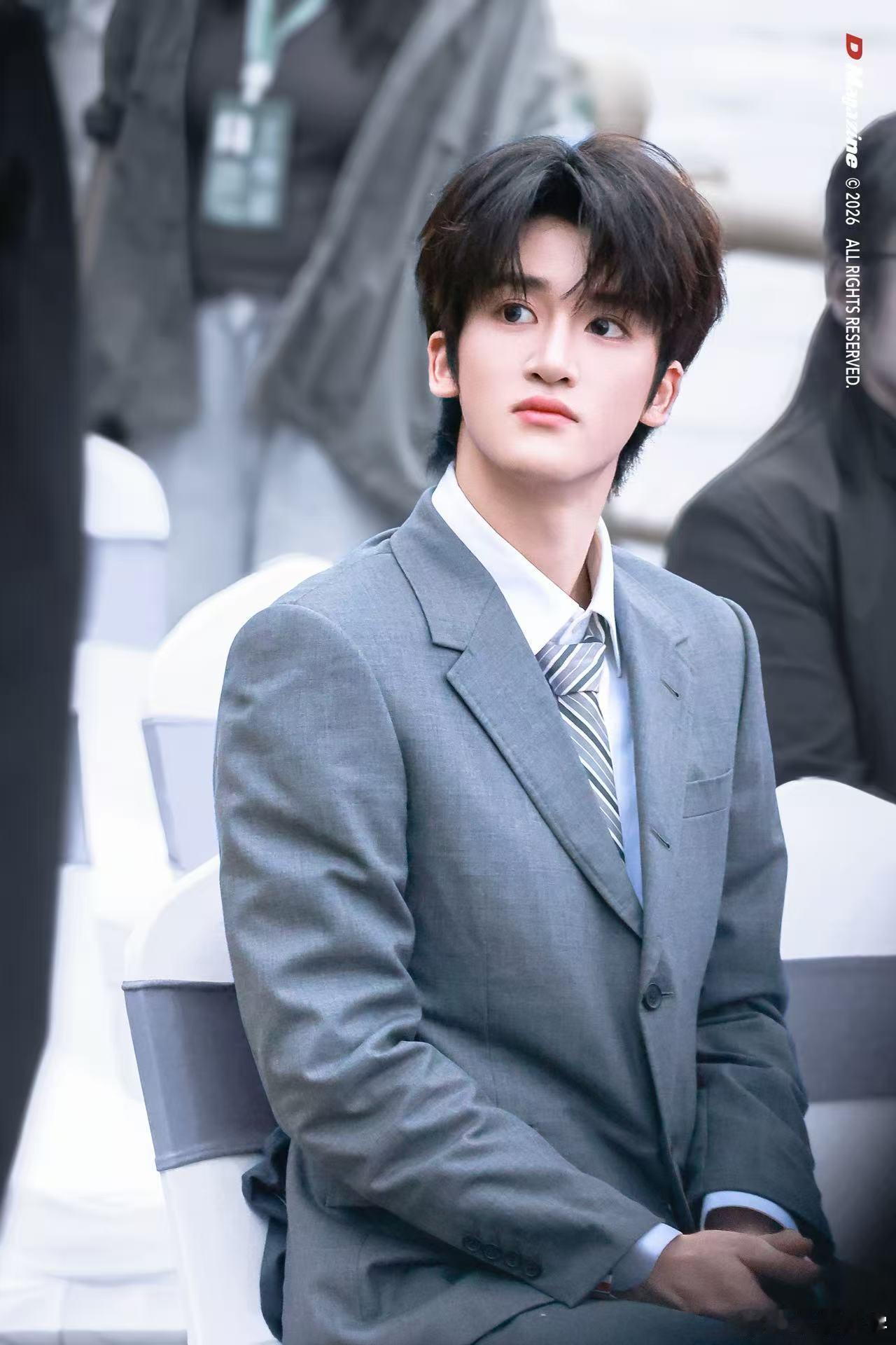 邓佳鑫亮相北京国际电影节红毯 北影节红毯星光云集，邓佳鑫跟随导演团队一起亮相盛典