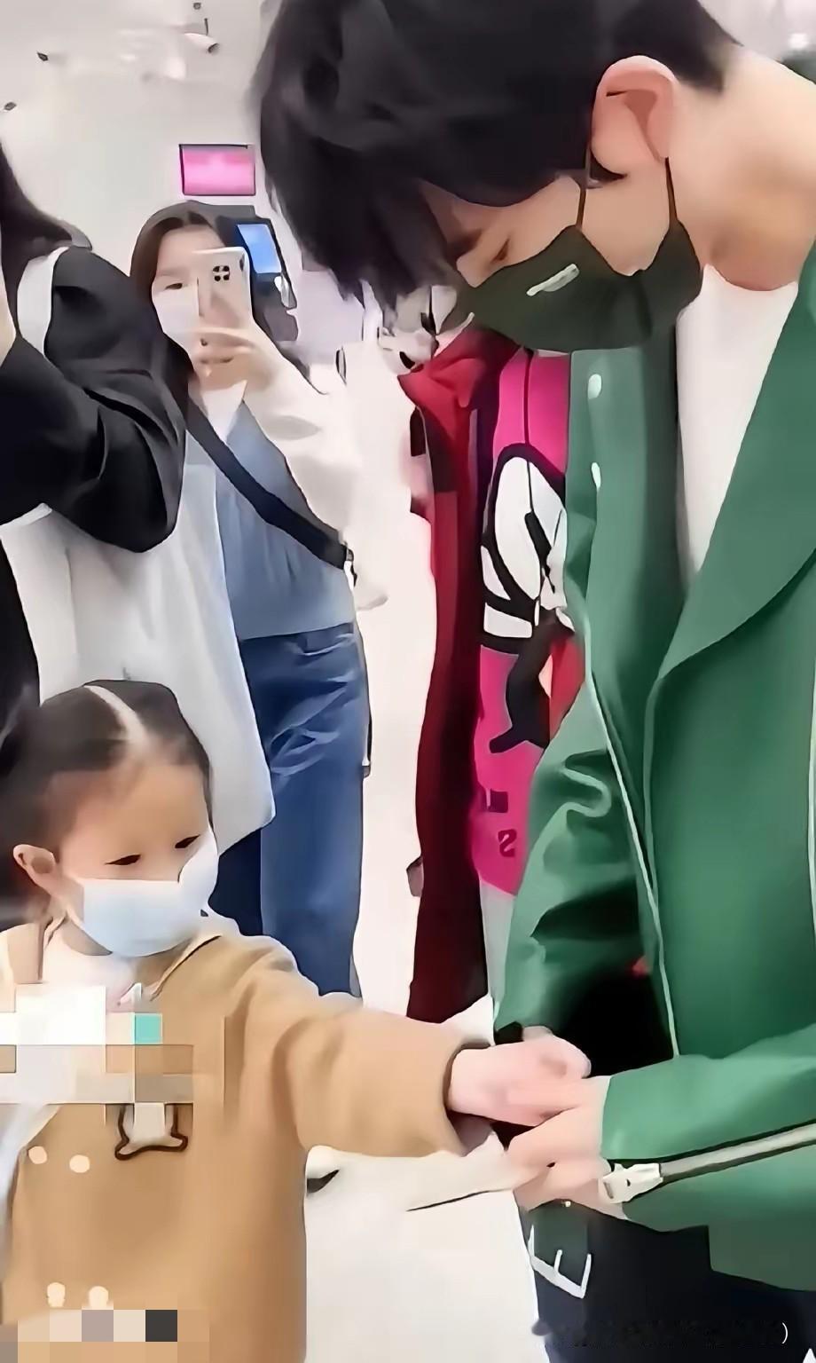 见过自带磁场的人吗？小孩子的反应早就给出了答案。
 
小女孩主动牵起小于的手，把