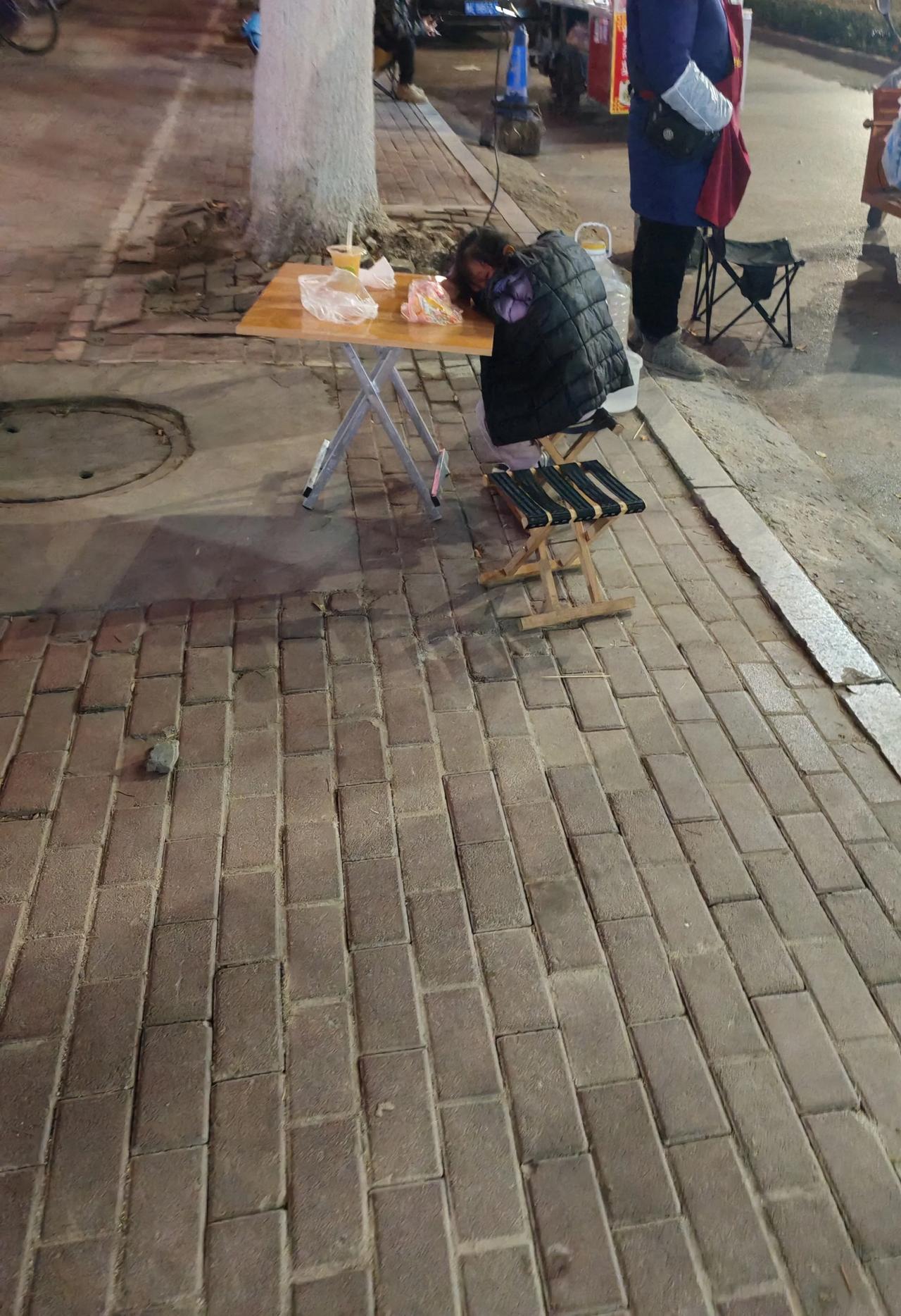 看到这个小姑娘想到了我的小时候。父母做小生意自己无处可去就这么陪着，很多年就这么