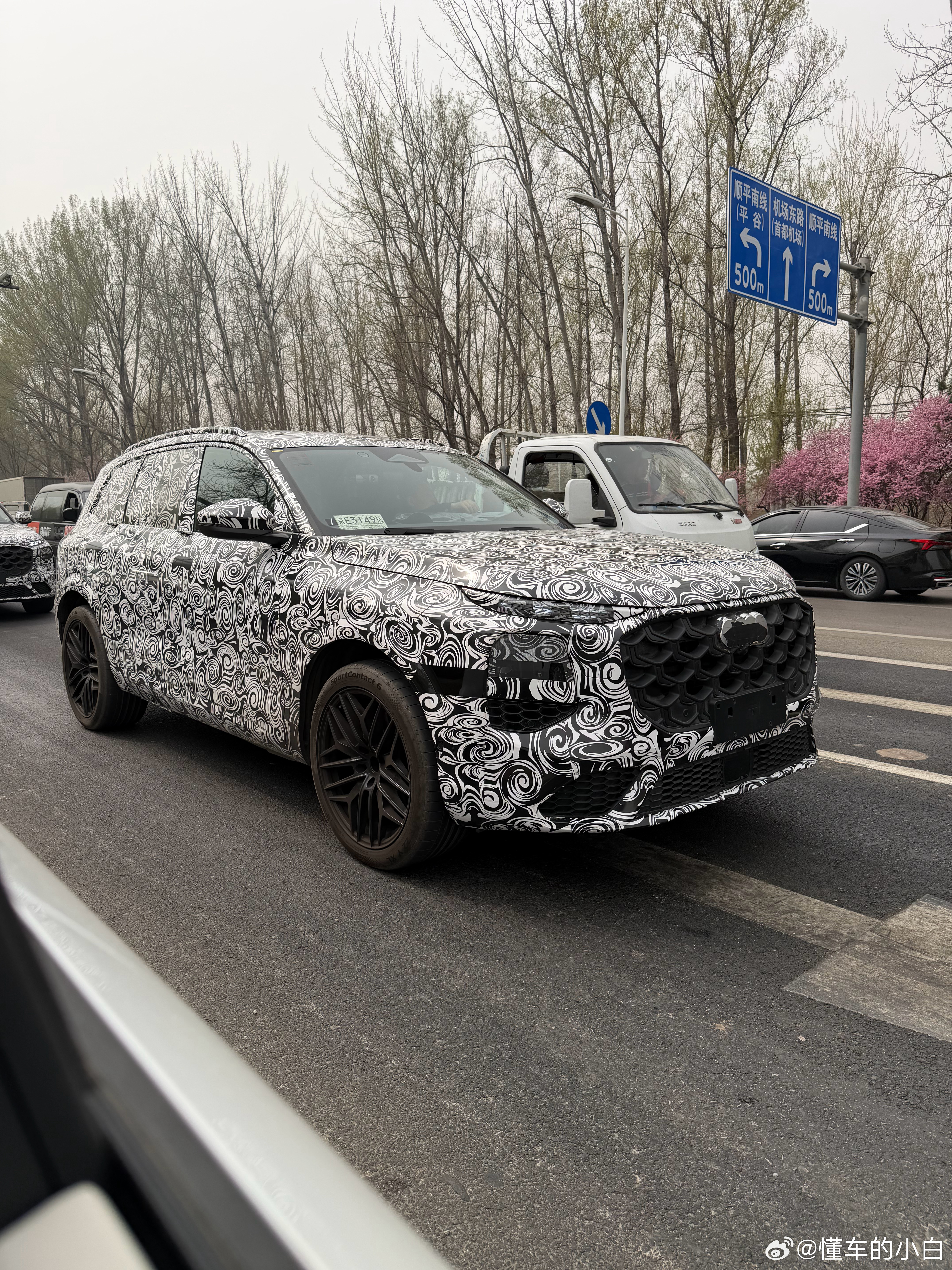 奥迪旗舰9系奥迪q9 伪装车感觉气场还是挺强大的！ 