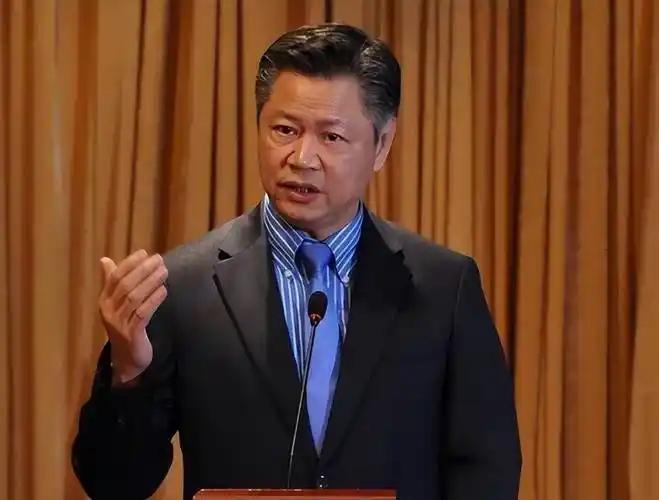 台湾名嘴赖岳谦毫不客气地指出，大陆光东部、南部、北部三个战区就有枕戈待旦的六七十