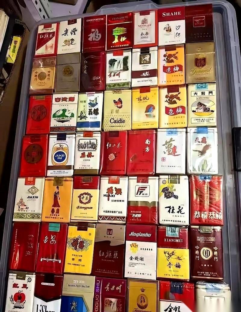 一个男人这辈子抽的烟，就是他走过的路。
十几岁的时候，兜里揣着皱巴巴的几块钱，偷